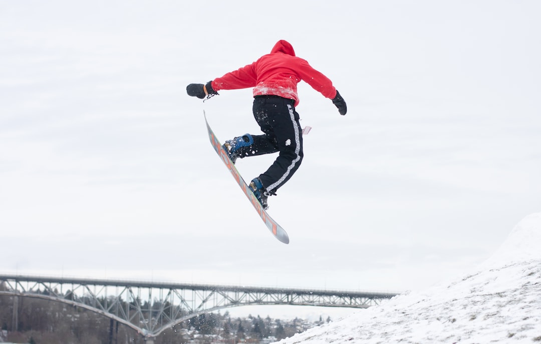 Photo Snowboarder jumping